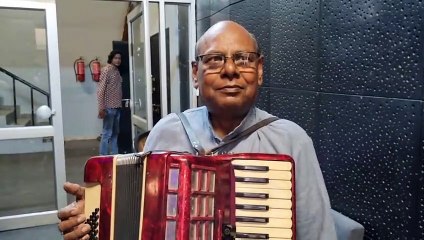 शौमेन की याद में अकॉर्डियन बजा रहे हैं शेर मोहम्मद