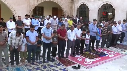 Les habitants de Şanlıurfa affluent vers Balıklıgöl pour la prière de l'Aïd