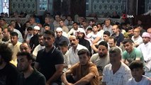 Elazığ'da vatandaşlar bayram namazı için camilere akın etti