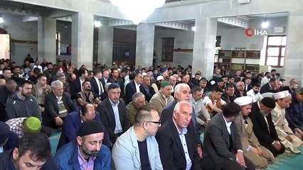 Kars'ta bayram namazında camiler doldu taştı