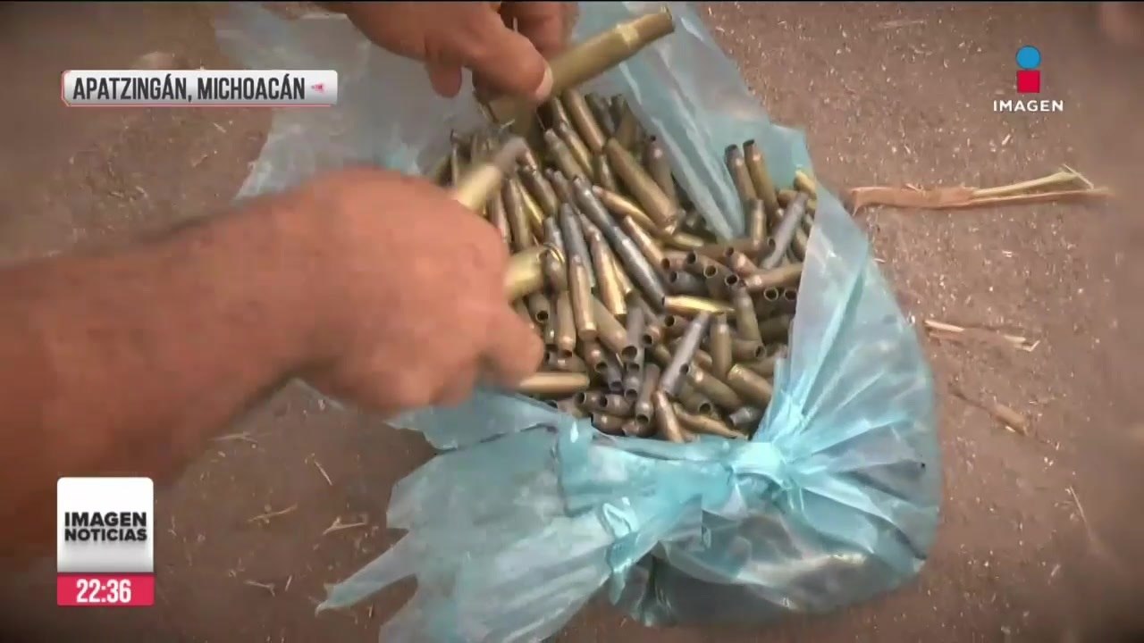 Habitante de Apatzingán recolecta casquillos de armas para venderlos y tener para comer