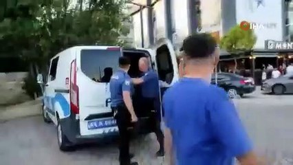 Tramvay durağında kavgaya karışan şahıs, müdahale eden güvenlik görevlisine saldırdı