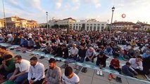 Binlerce kişi bayram namazında Mevlana Meydanı'nı doldurdu
