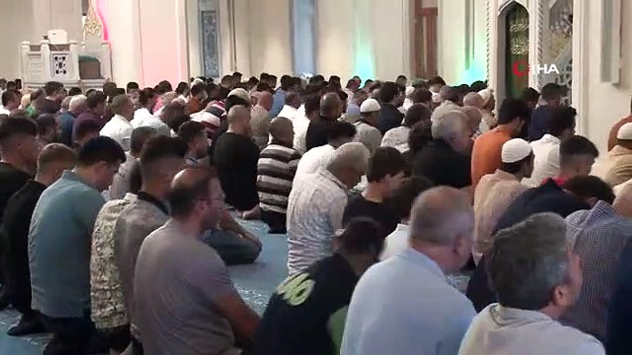 Les habitants d'Izmir ont afflué vers les mosquées pour les prières de l'Aïd
