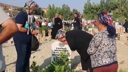 Visite de vacances au cimetière du tremblement de terre à Hatay