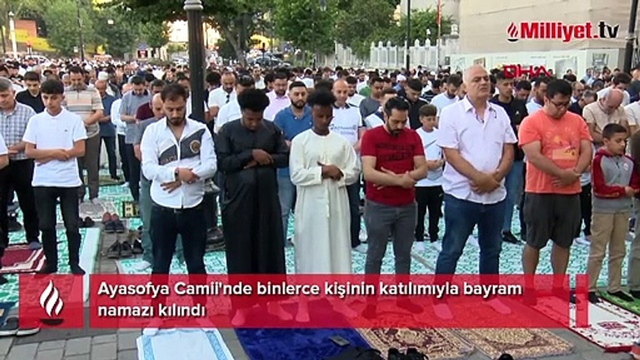 Ayasofya'da binlerce kişi bayram namazı kıldı