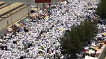 Hunderttausende Pilger beten auf dem Berg Arafat bei großer Hitze