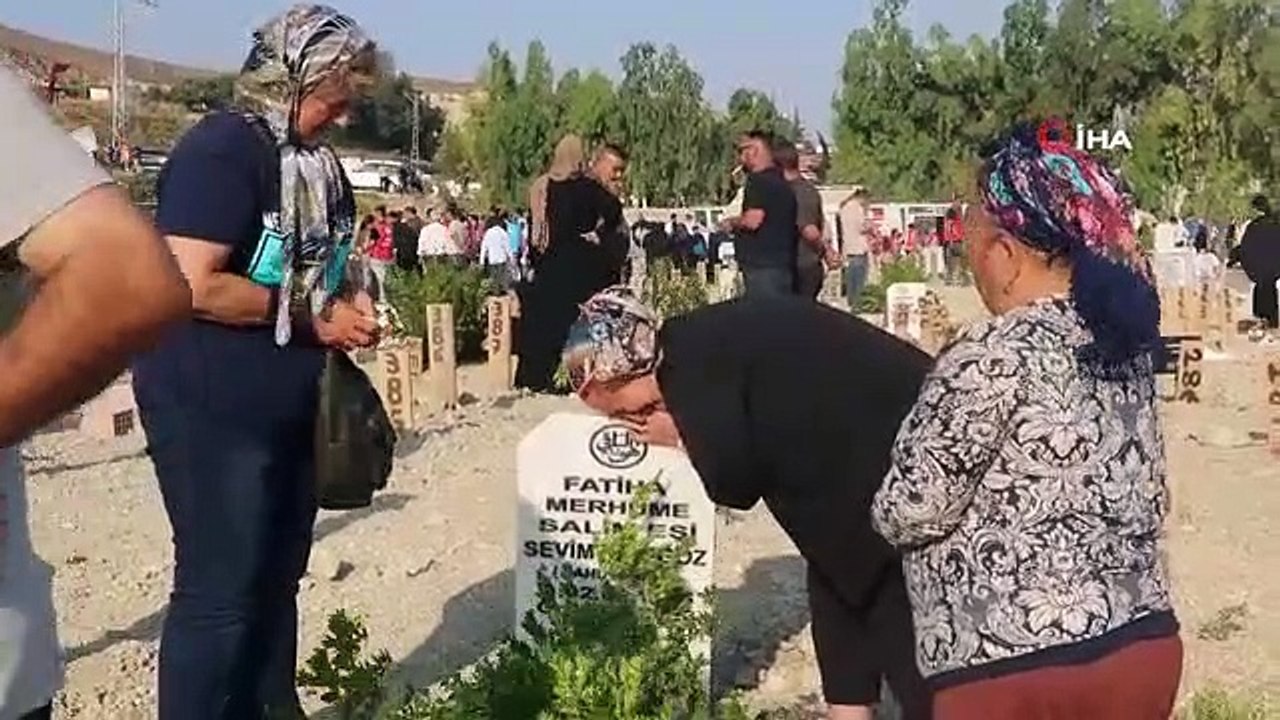 Triste fête au cimetière du tremblement de terre à Hatay ! ils ont fondu en larmes