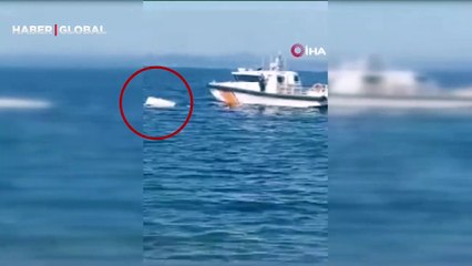 Sahilde dikkat çeken anlar... Deniz yüzeyinde yüzer vaziyette görüldü, herkesi şaşkına çevirdi