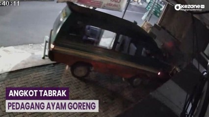 OKEFLASH: Pedagang Ayam Goreng Ditabrak Angkot di Cimahi