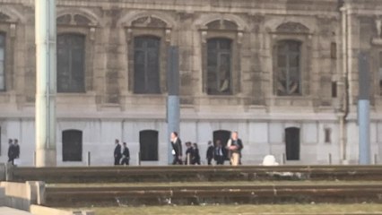 Emmanuel Macron arrive à la Préfecture pour le conseil des ministres en visio