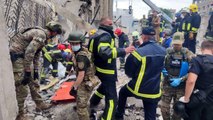 Los equipos de emergencia trabajan en los rescates en Kramatorsk