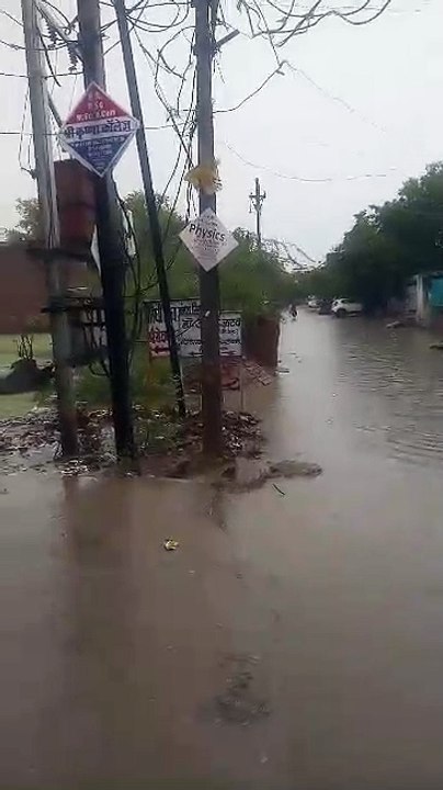 घरों व दुकानों में भरा बारिश का पानी, रास्ते हु...