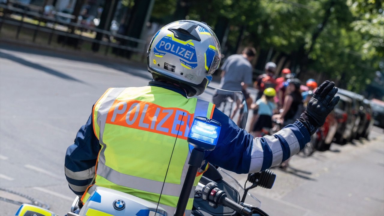 Berauschter Motorradfahrer mit Pappkennzeichen gestoppt