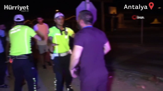 İki aracın hurdaya döndüğü kazada alkollü çıkan diş hekimini linç girişiminden jandarma kurtardı