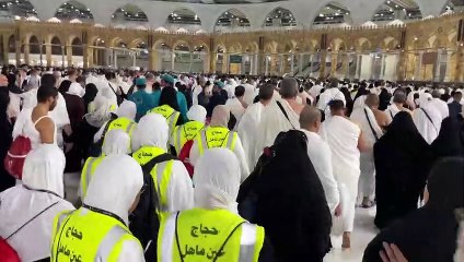 الحجاج في مكة المكرمة يؤدون "طواف الوداع"