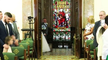 Mum with months to live gets perfect wedding after community rallied together