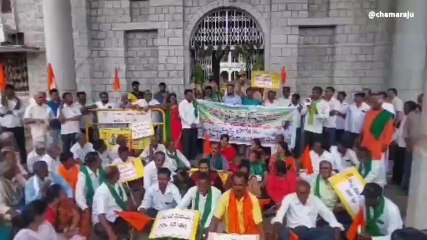 ಮಂಡ್ಯ : ಗೋ ಹತ್ಯೆ ಕಾಯ್ದೆಯನ್ನು ಬಲಪಡಿಸುವಂತೆ ಆಗ್ರಹಿಸಿ ಬೃಹತ್ ಪ್ರತಿಭಟನೆ