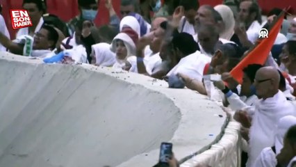 Hacı adayları Kurban Bayramı'nın 1. günü şeytan taşladı