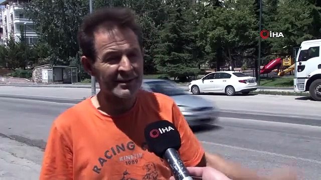 Yola atlayan çocuğa çarpmamak için çabalayan kurye kaza yaptı...O anlar kamerada