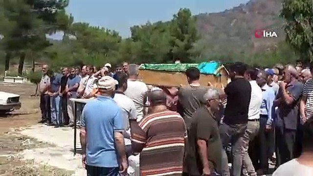 Un bébé qui est tombé dans le chaudron a été expulsé pour son dernier voyage