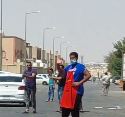 بالسواطير والسكاكين.. عمالة توقف المارة وتعرض تقطيع اللحوم بـ"دريهمية الرياض"