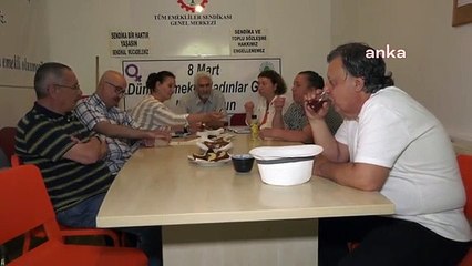 Emekliler Bayrama Çay-Simit ile Girdi.