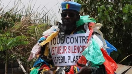 Un vestido de plástico para concienciar contra la contaminación