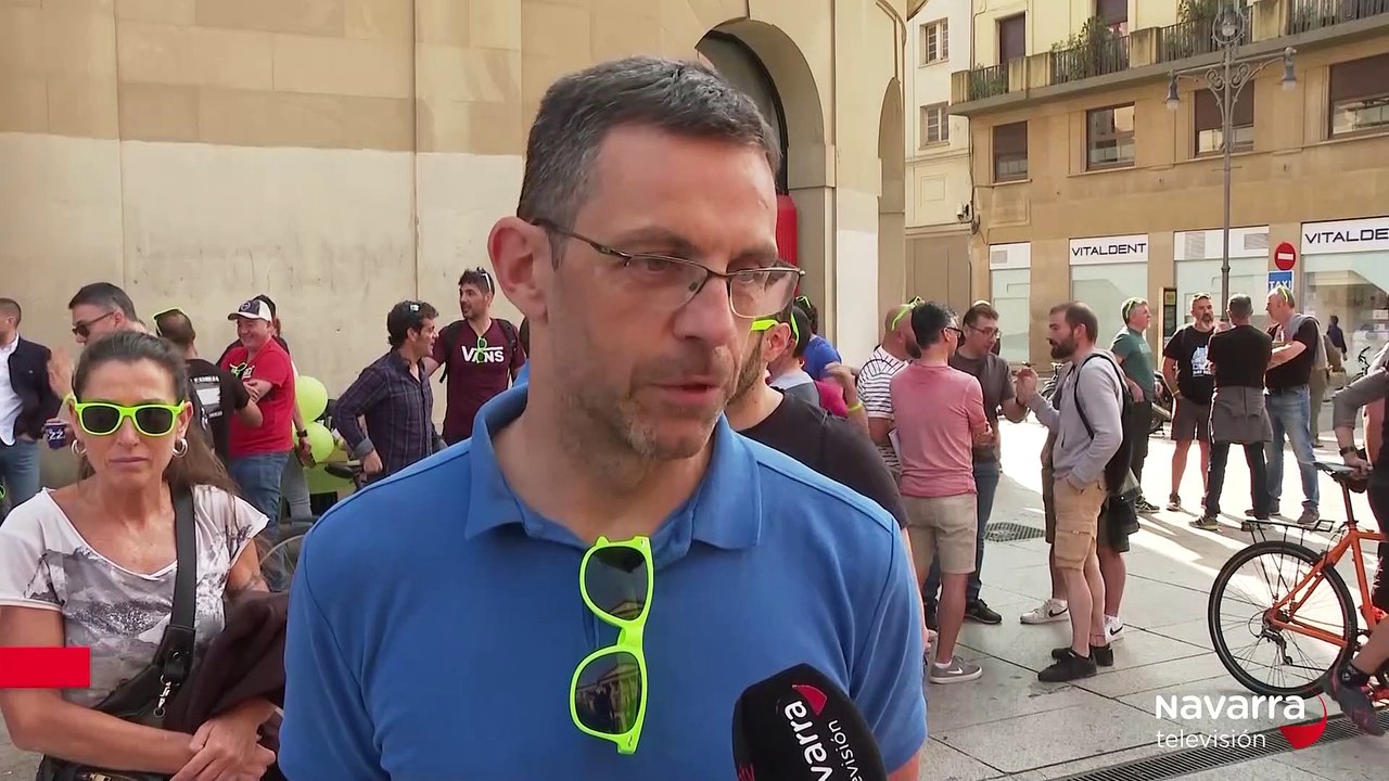 Policías forales piden su reglamento de una forma festiva