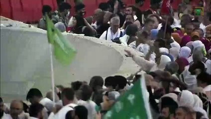Multidão 'apedreja satanás' no último ritual da peregrinação a Meca