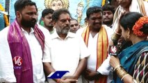 Teenmaar Chandravva With Golkonda Fort Committee Members At Golconda Bonalu | V6 Life