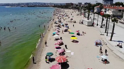 Bayramın ilk gününde vatandaşlar sıcak havanın tadını denize girerek çıkardı