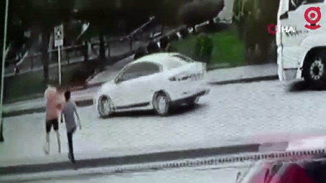 Yola atlayan çocuğa çarpmamak için çabalayan kurye kaza yaptı