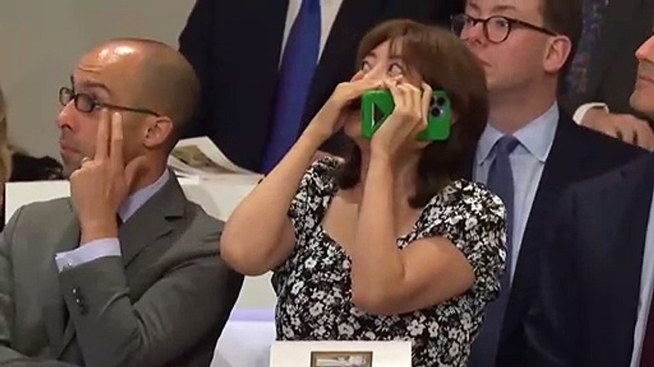 Ünlü ressam Gustav Klimt'in "Yelpazeli Kadın" tablosu rekor fiyata satıldı