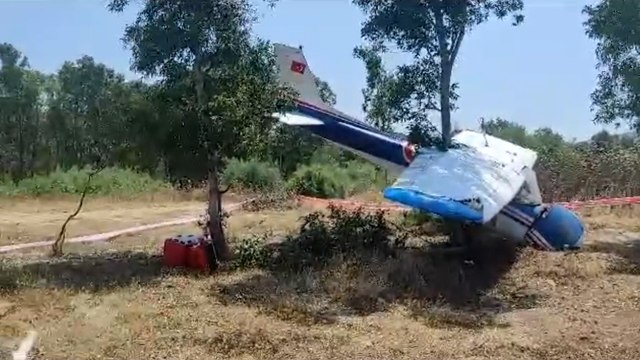 İzmir'de iki kişilik uçak yere çakıldı