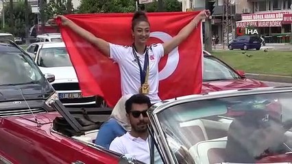 La championne du monde et d'Europe Nafia fait un tour de joie dans une voiture à toit ouvert