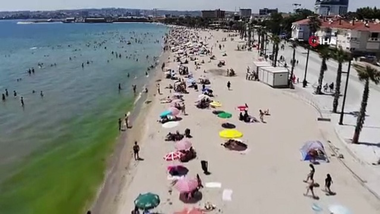 Le premier jour des vacances, les citoyens ont profité du temps chaud en nageant dans la mer.