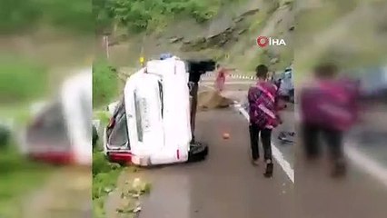 Yamaçtan düşen kayalar araçları ezdi: 2 ölü, 3 yaralı