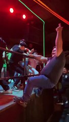 Joven cae en concurso de baile de discoteca