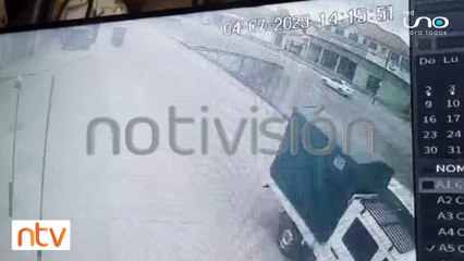 Cámaras de seguridad captaron el instante en el que un micro cae al canal de drenaje con pasajeros a bordo