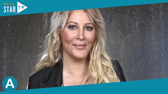 PHOTO Loana fière de sa silhouette amincie, elle tombe le haut dans une piscine