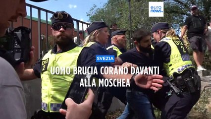 Stoccolma, uomo di origine irachena brucia una copia del Corano davanti alla moschea