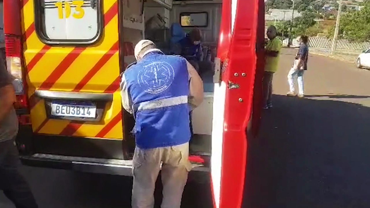 Jovem é socorrido na Rua Europa após se envolver em acidente de trânsito