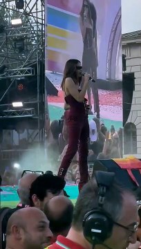 Elodie canta Ok respira al concerto