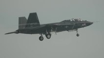 국산 KF-21 시제 6호기 첫 비행 성공...33분간 비행 / YTN