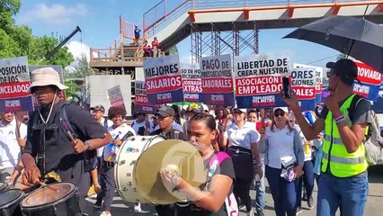 Trabajadores activos y desvinculados del Metro marchan hacia el Palacio Nacional