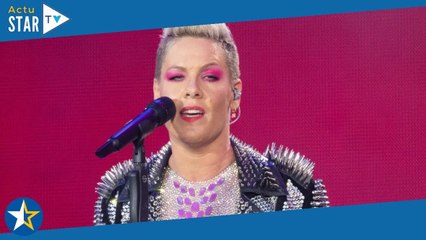 "C'est ta mère ?" : Pink interloquée devant un cadeau offert par un fan, sa réaction très gênée dévo