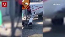 Muestran a empleada maltratando el equipaje cuando descargaba el avión