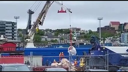 Titanik dalışında batan Titan denizaltısının enkazına ulaşıldı! Metal parçaları muşambalarla kapladılar