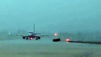 Raio atinge avião com passageiros; veja